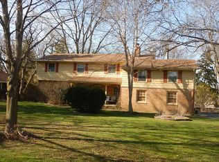 23W500 Trails End Rd, Carol Stream, IL 60188