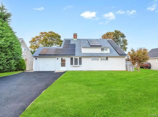 9 Redwood Ln, Levittown, NY 11756