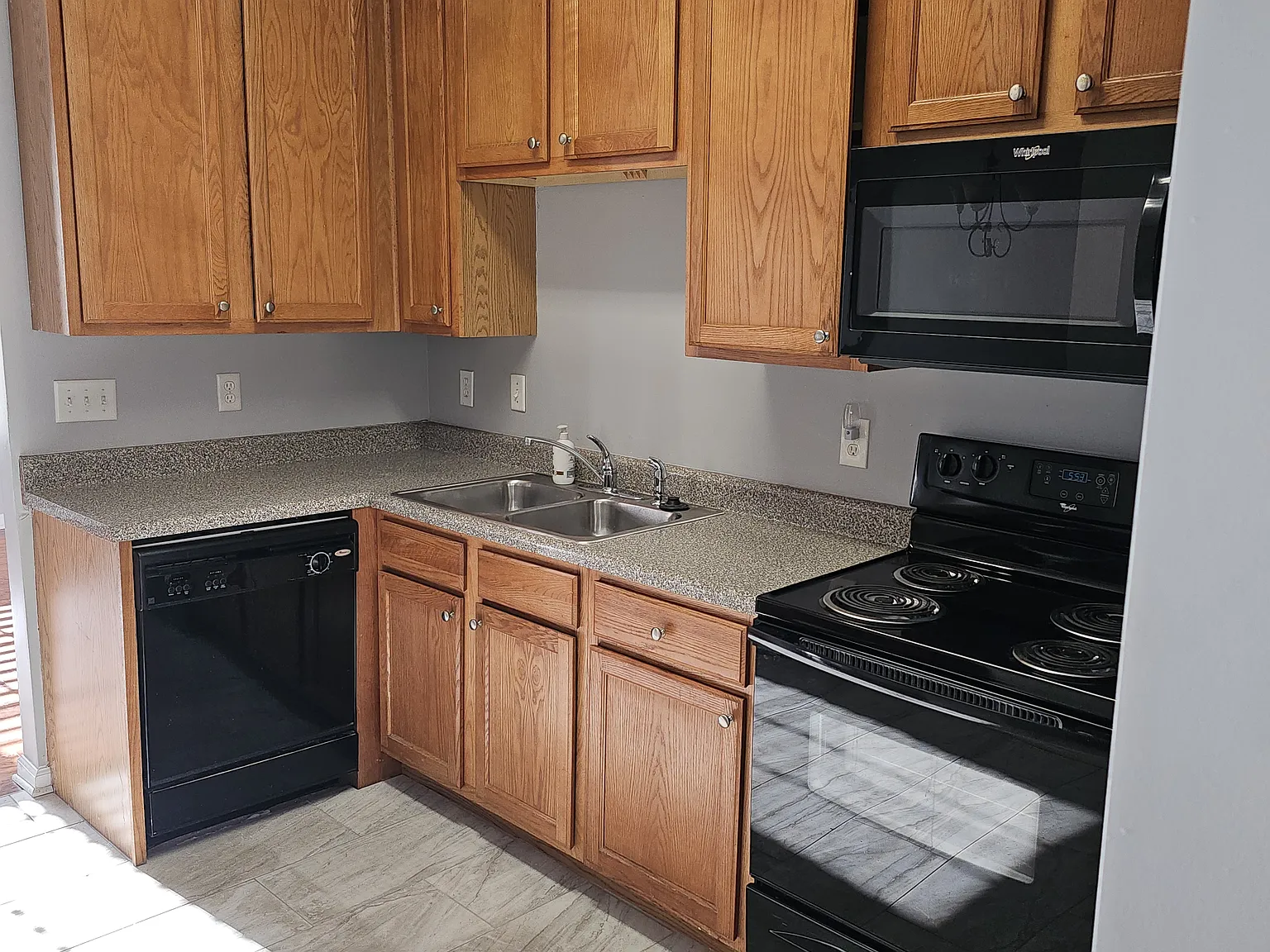 3 bed, 2.5 bath, 1486 sqft, $2,200 — Photo 4