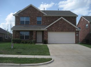 621 Creek Point Dr, Saginaw, TX 76179