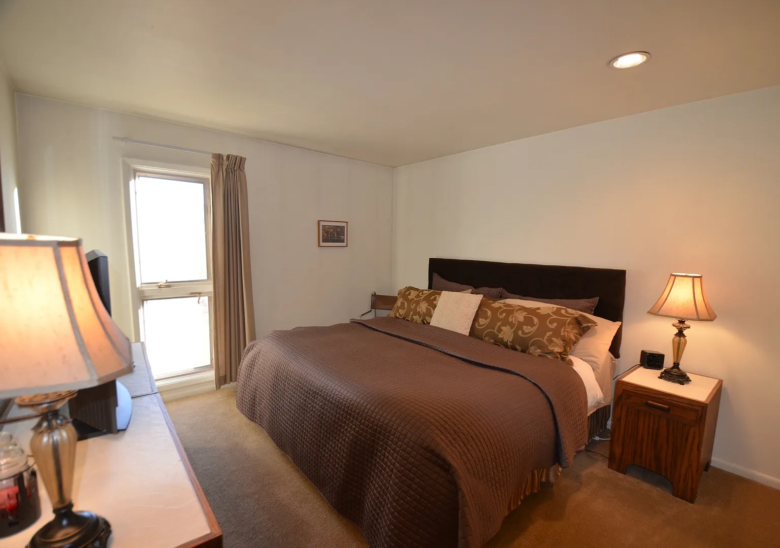 Long Winter Lease! Fully Furnished, on bus route! Remodeled Kitchen and Baths! — Photo 2