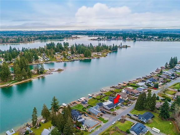 Gorgeous Lake Tapps property with a view of Mt Rainier