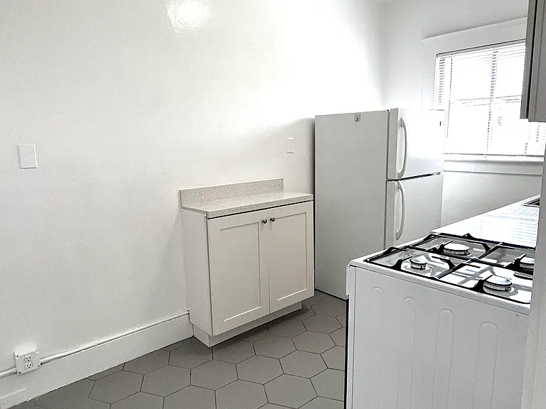 54 Rose Ave #7 — Photo 8