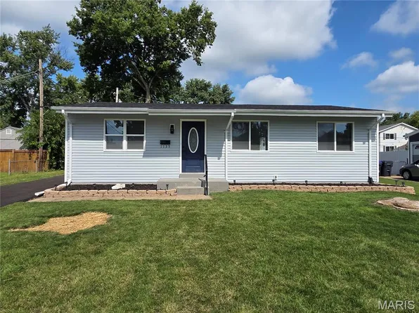 1135 Campion Ln, Florissant, MO 63031