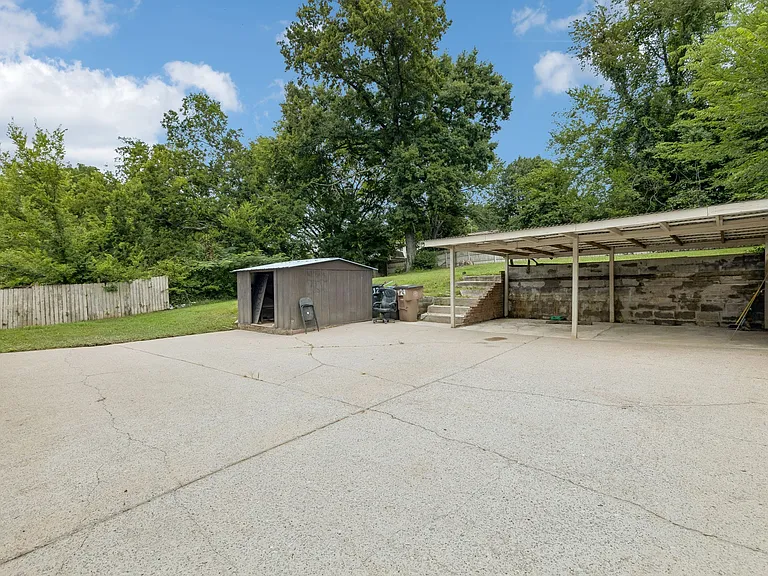 124 Denise Dr — Photo 32