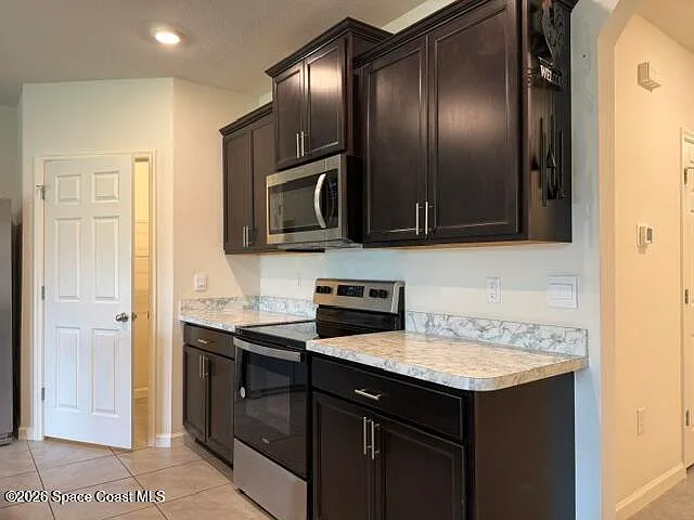 4 bed, 2.0 bath, 1830 sqft, $2,300 — Photo 3