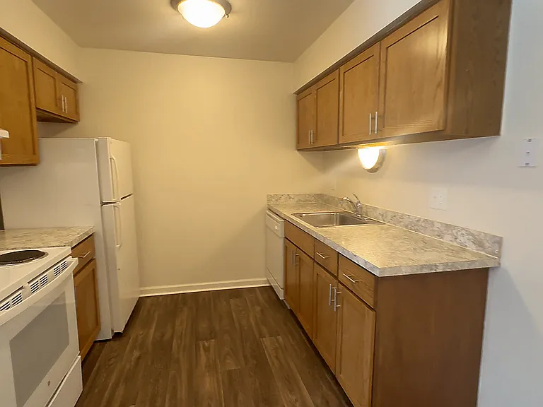 Lakeside Village Apartments — Photo 172
