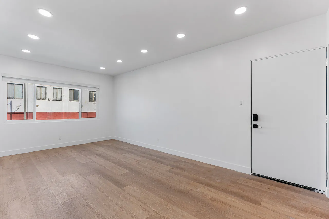 2 bed, 900 sqft, $3,300 — Photo 3