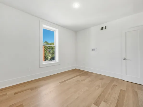 647 Jersey Avenue image 18 of 36