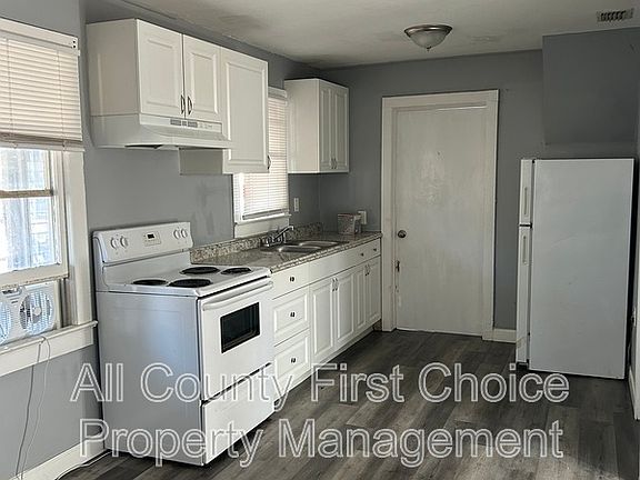 4th image of 915 Ewing Ave
