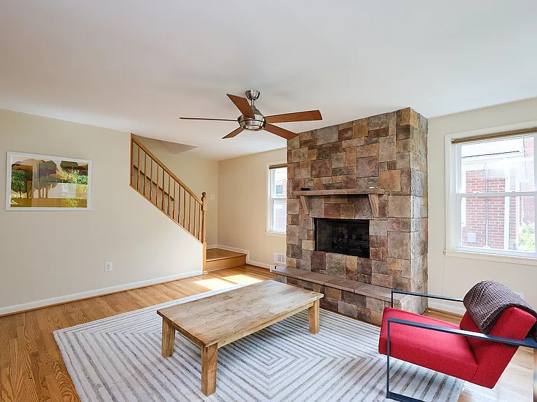 1318 Perry St NE — Photo 2