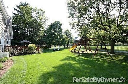 Back Yard : Large gated yard, backs to park, 2 minute walk to South Park elementary school