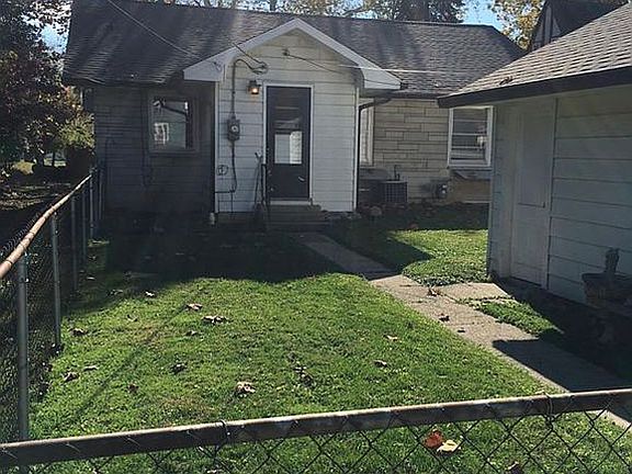Back of house fncd yrd/garag
