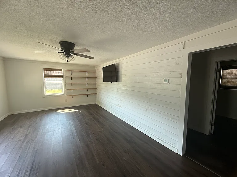 212 SW Railroad St — Photo 8