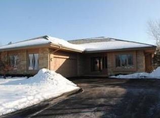1213 E Sweetbriar Ln, Hartland, WI 53029