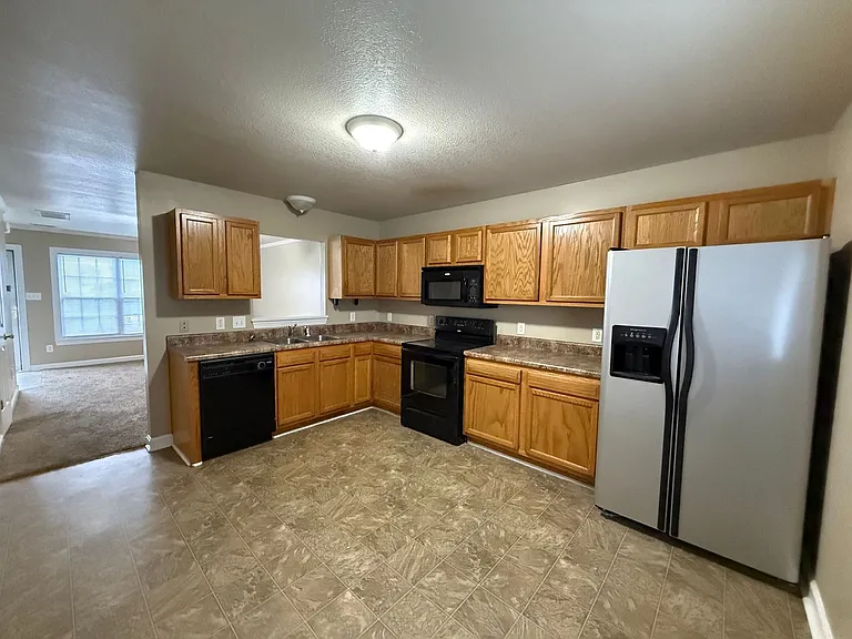 110 Ashwood Dr — Photo 4