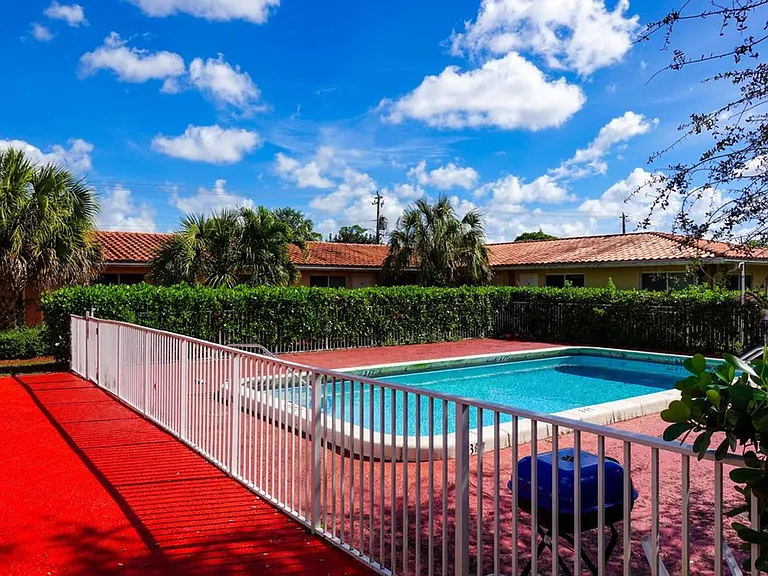 8430 NW 40th St Coral Springs, FL 33065 — Photo 9