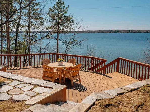 5604 Lakeview Dr, Interlochen, MI 49643