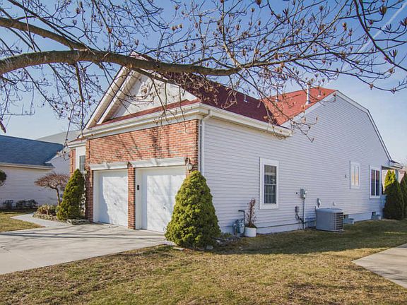 3rd image of 74 Baltusrol Dr