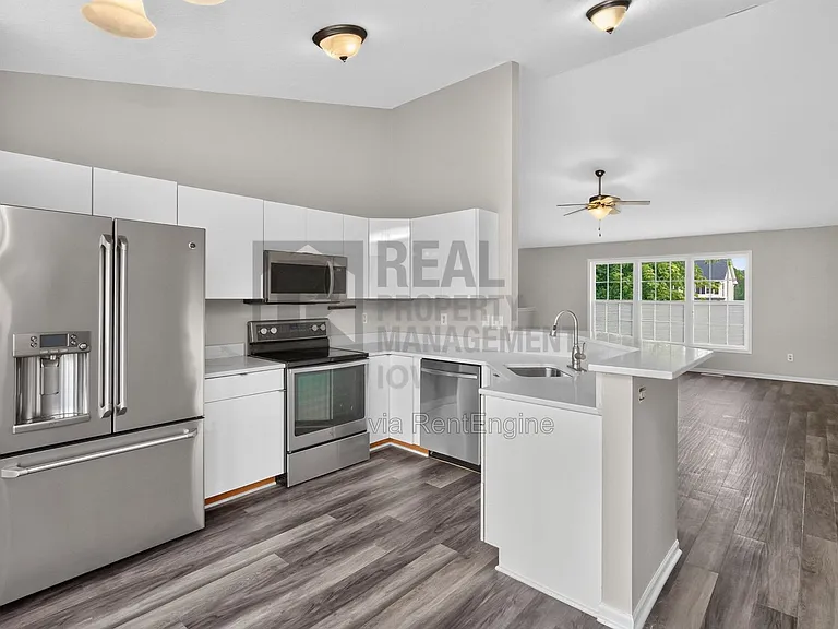 1229 E 18th St — Photo 11