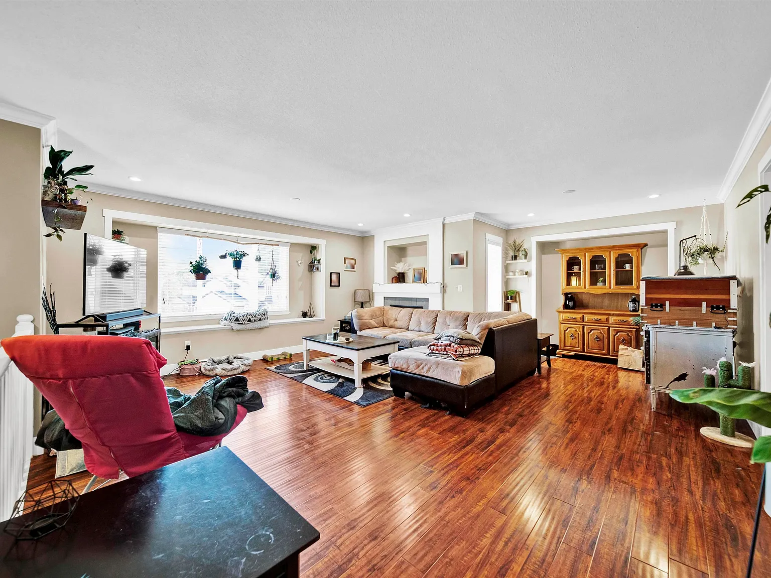 5 bed, 2600 sqft, $3,900 — Photo 2