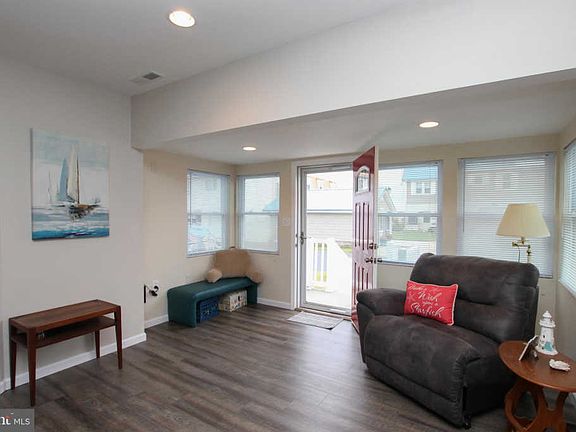 4th image of 33277 Mercer Ave