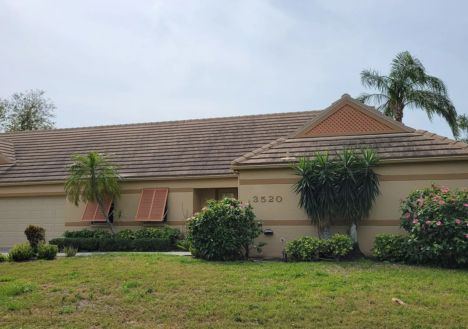 Annual UNfurnished renovated 2/2 villa in gated Bradenton community — Photo 1
