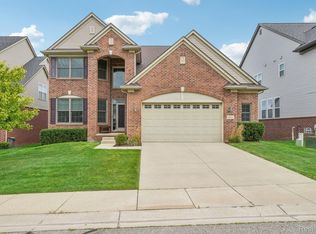 4852 E Stonegate Cir, Lake Orion, MI 48359