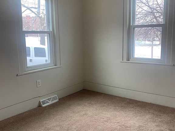 5th image of 203 Douglas St