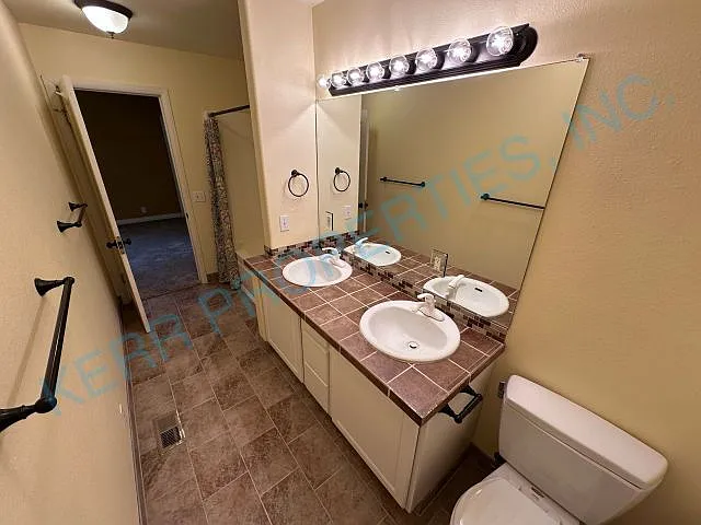 635 SE Juniper Ct E — Photo 12