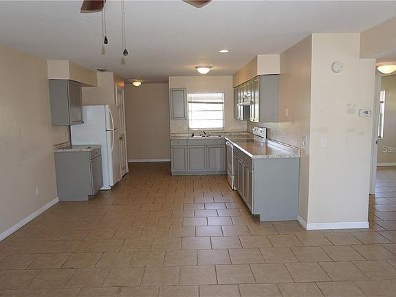 3rd image of 2542 Elm Ave