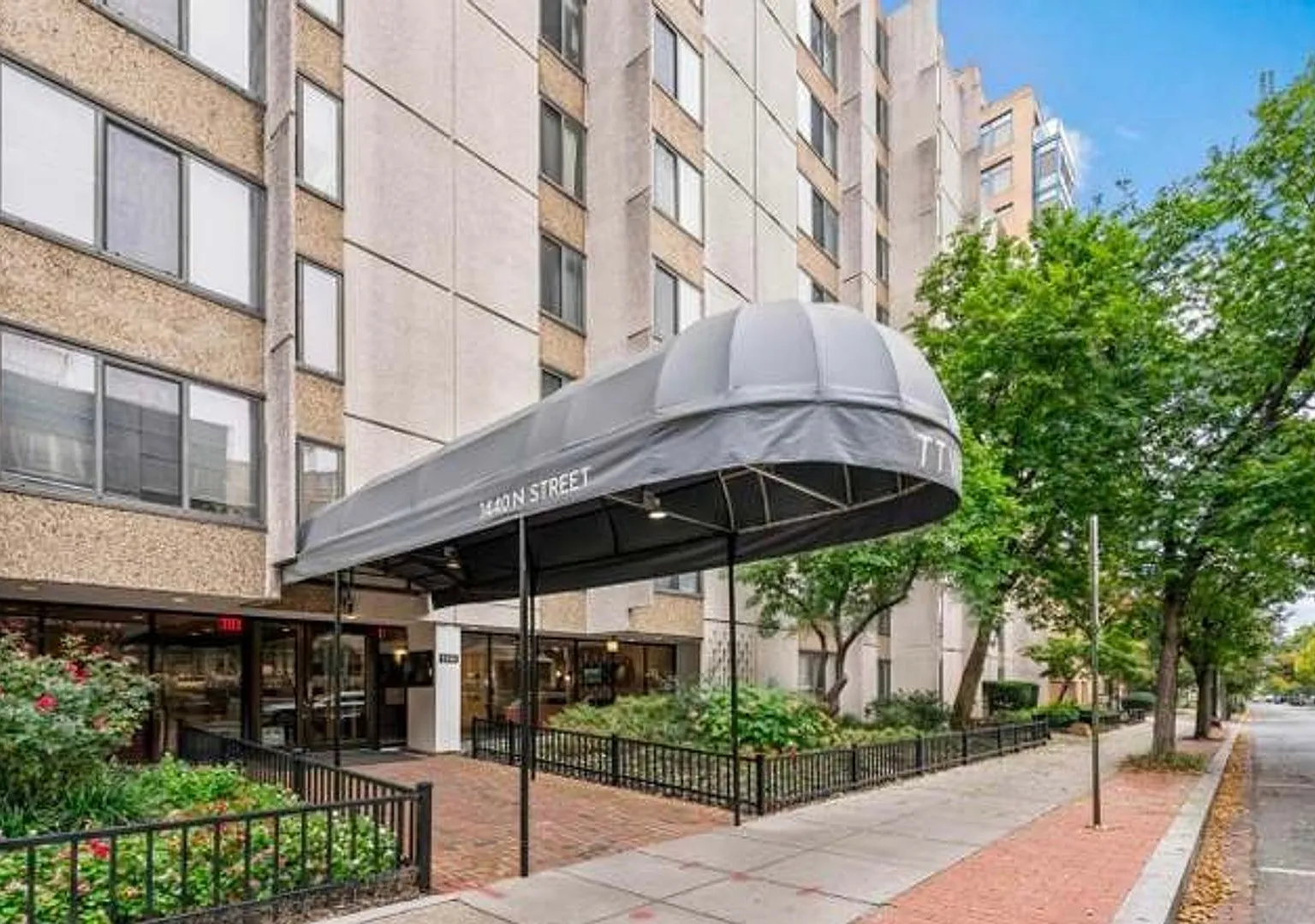 Logan Circle Spacious Efficiency w/Full Bath, All Utilities Included, Pool and 24 Hour Concierge — Photo 1