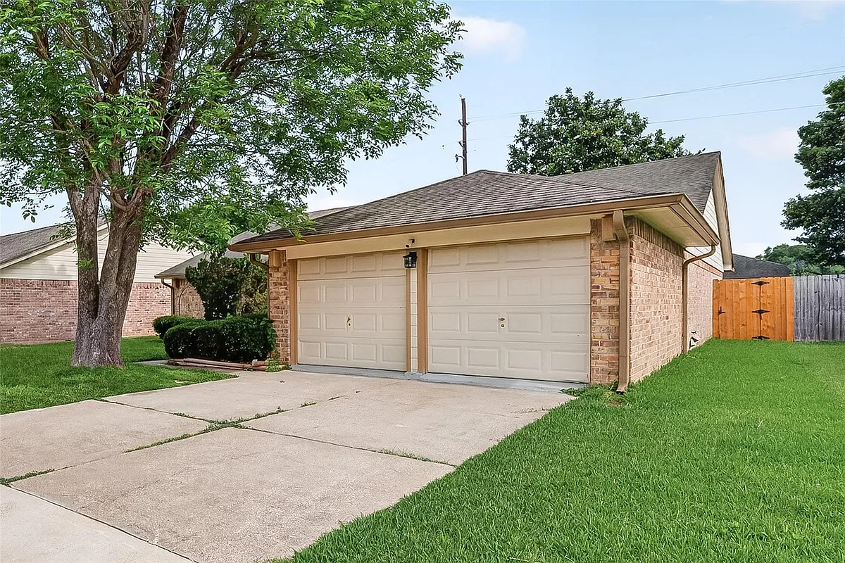 Building Photo - 15806 Pfeiffer Dr
