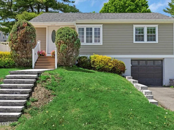 15 Youngs Place, Latham, NY 12110