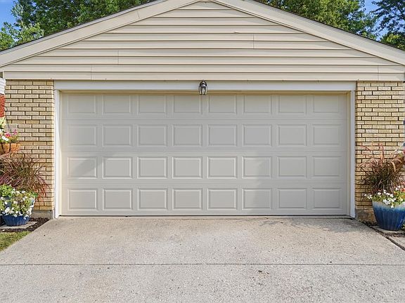 4th image of 834 Holyoke Dr