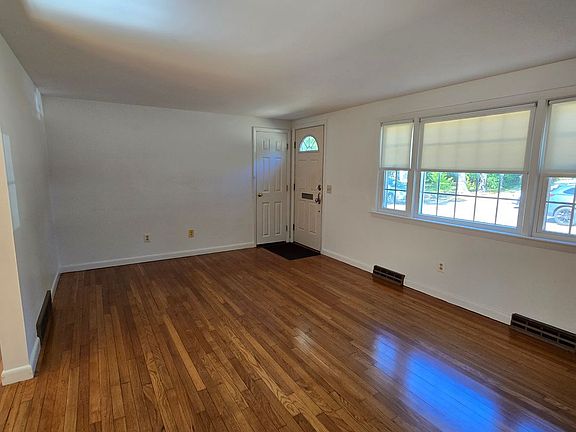 5th image of 33 Mynelle Dr