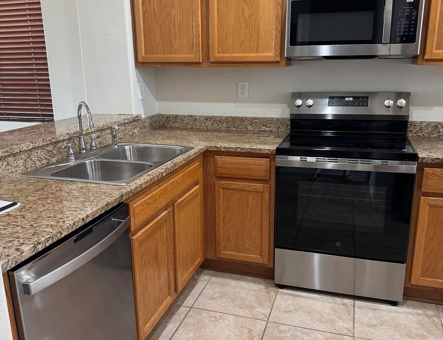 3 bed, 2.0 bath, 1230 sqft, $2,244 — Photo 4