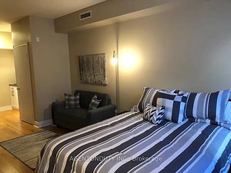 73 Richmond St W #404 — Photo 11