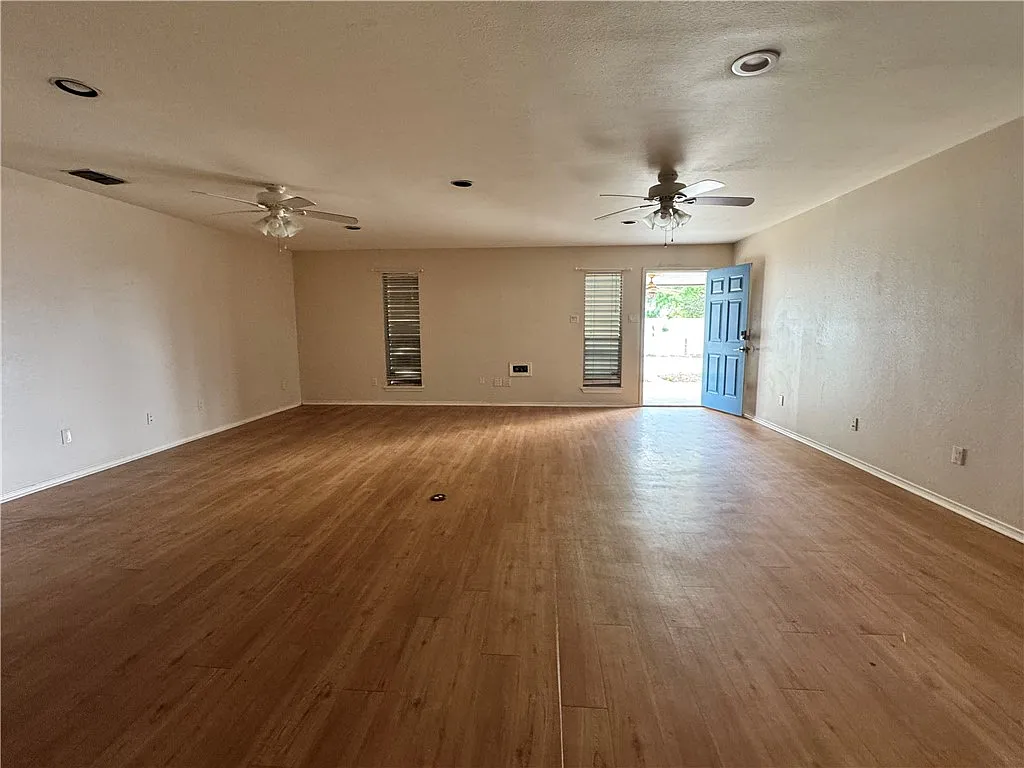 4 bed, 2.0 bath, 1908 sqft, $1,900 — Photo 4