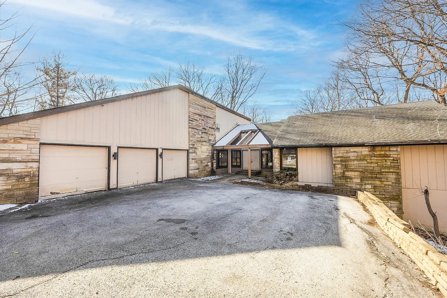 355 Greenbriar Dr photo 1