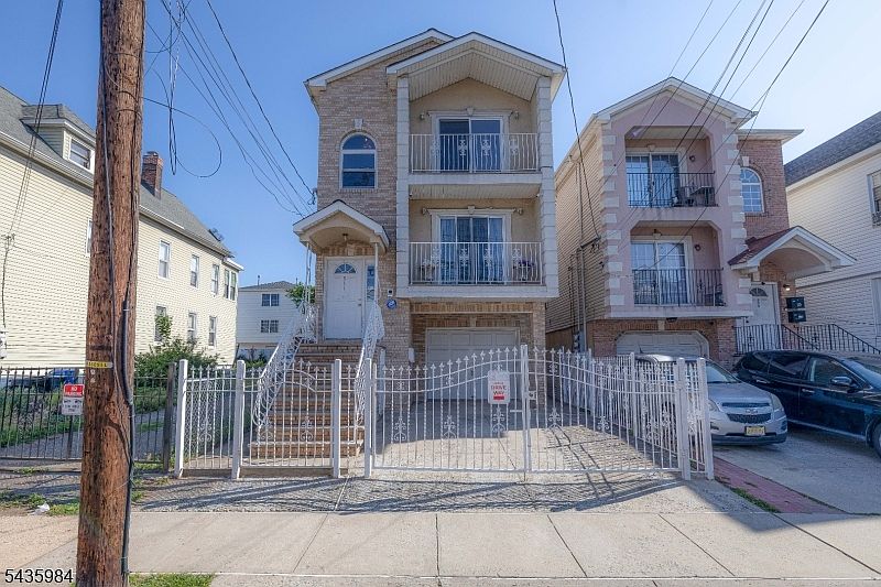 1st image of 911 Flora St