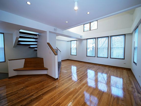 2nd image of 2742 N Kenmore Ave #2