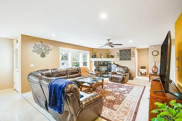 6 bed, 2.5 bath, 3930 sqft, $4,400 — Photo 4
