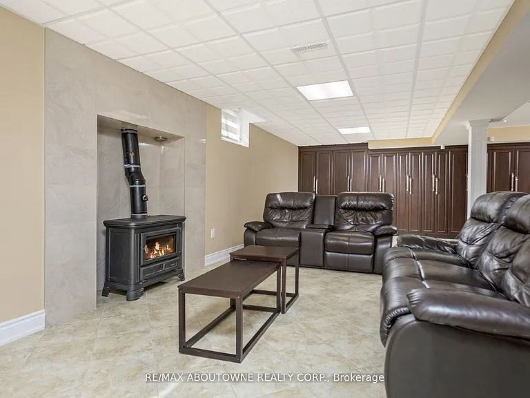 2235 Grenville Dr — Photo 29