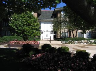 2 Oak Brook Club Dr APT B108, Oak Brook, IL 60523