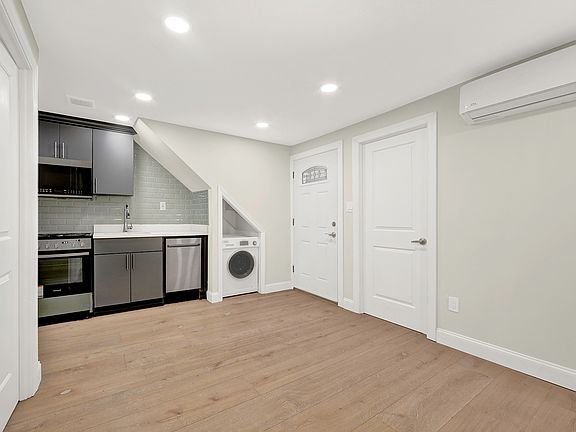 3rd image of 22 Monaco Pl #1