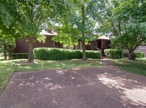 2nd image of 806 Williamsburg West Dr