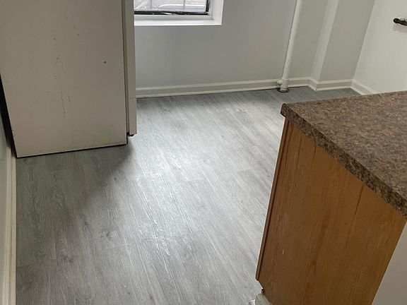 3rd image of 3215 Bainbridge Ave Frnt 1