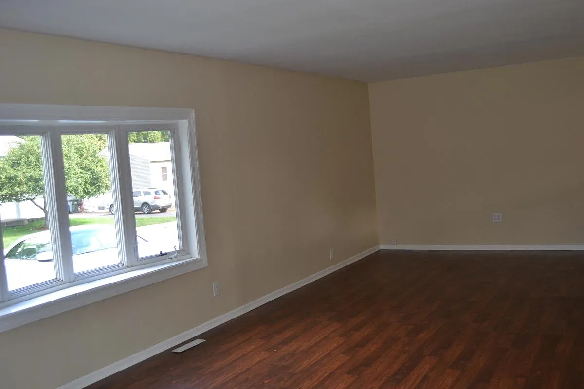 3 bed, 1200 sqft, $2,300 — Photo 3