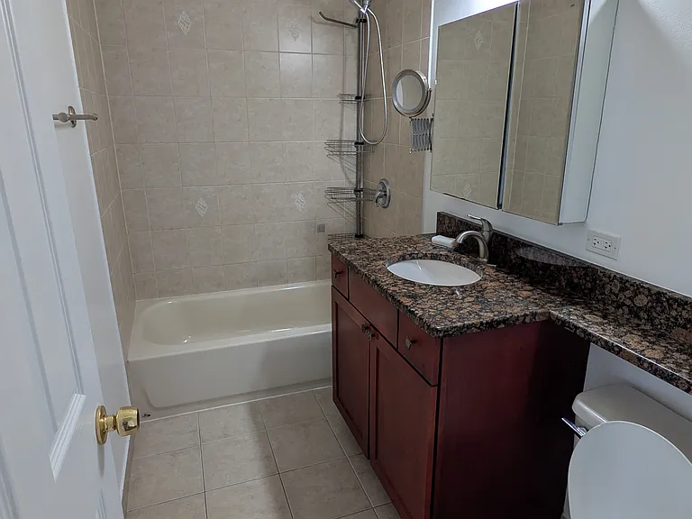 2654 W Rascher Ave #303 — Photo 8